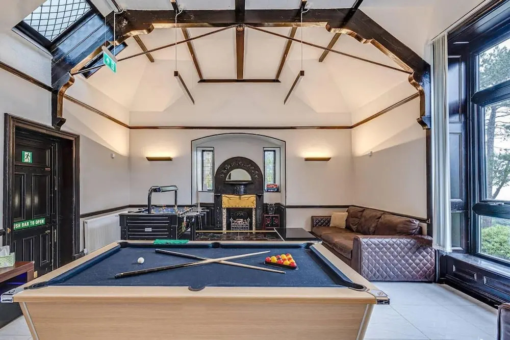 Delightful Holiday Home With sea Views and Hot Tub