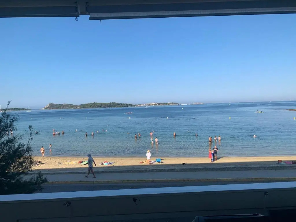 T3 Les pieds dans l'eau, plage du Cros, vue mer