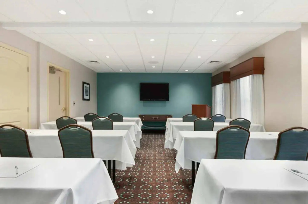 Hampton Inn & Suites Newport News-Airport - Oyster Point Area