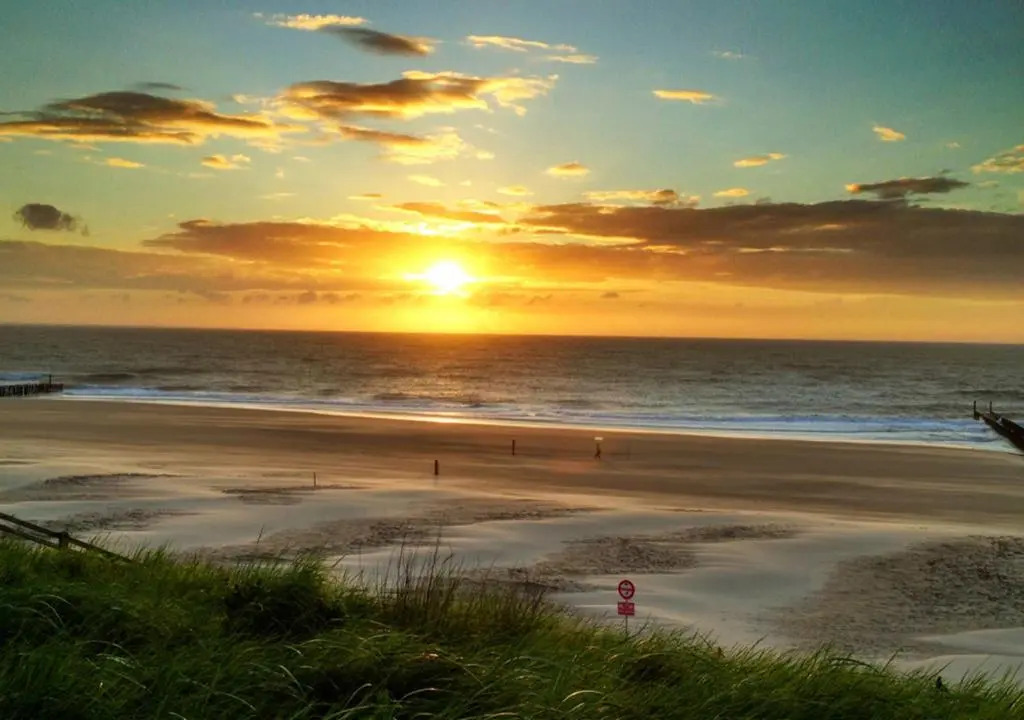 AMAZING BEACH & SUNSETS JUST 75m FROM THE BEACH