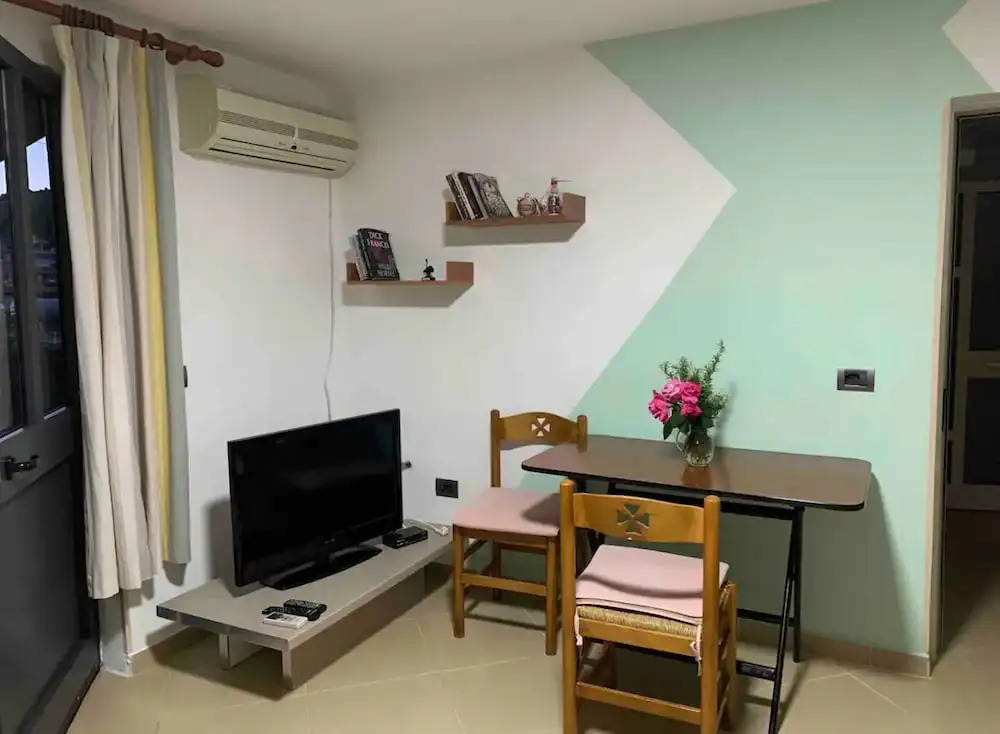Entire unit near beach access to garden