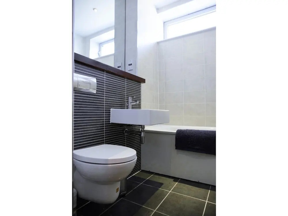 Spacious 2BR Central Glasgow Flat for 4
