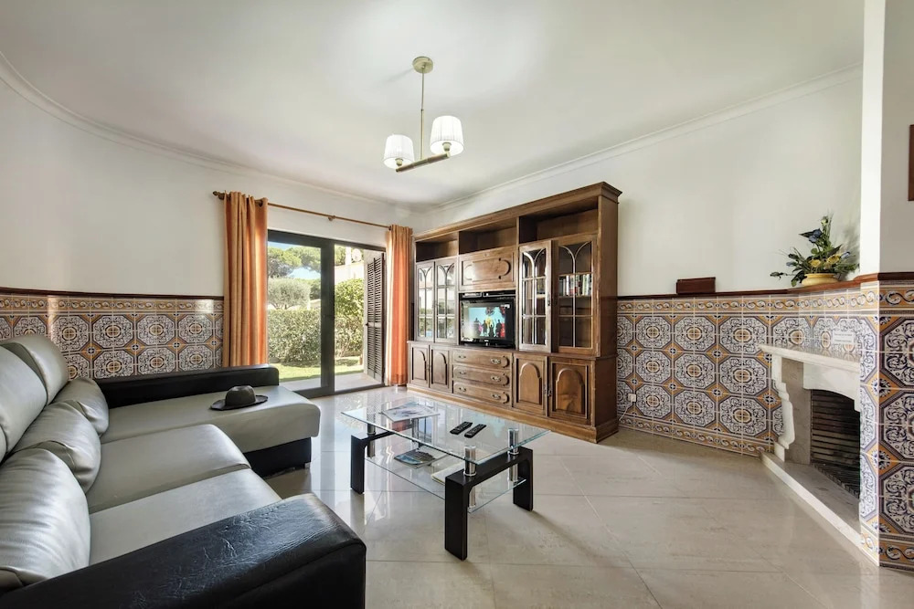 Residential cul-de-sac walking distance to centre, private pool, free AC wifi