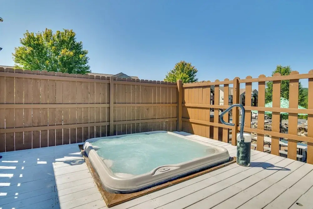 Near Silver Dollar City! Condo w/ Hot Tub & Lake