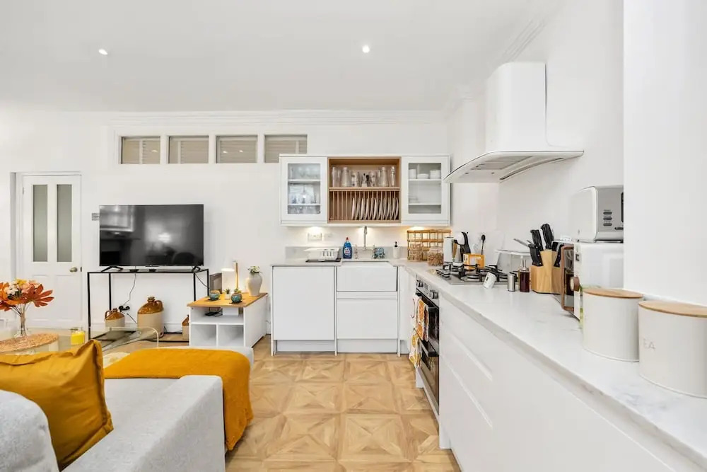 3 Bedroom 2 Bathroom Victorian Flat in Kensington