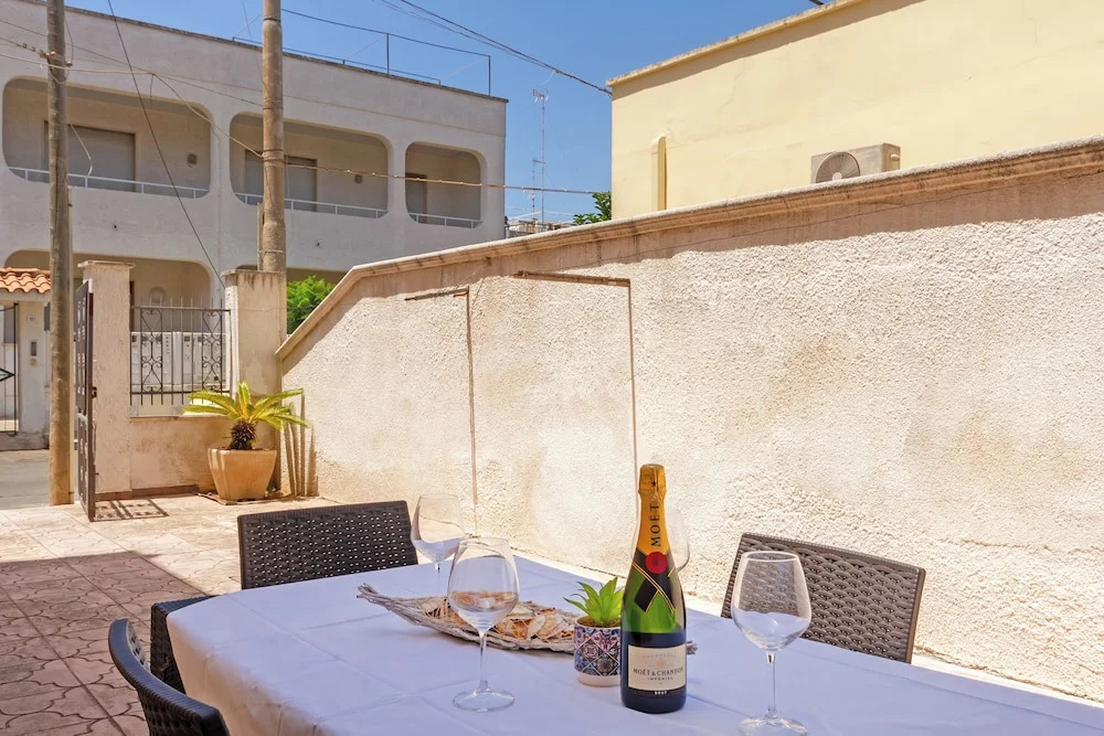 Air-conditioned Villa 300 Meters From Porto Cesareo Beach With Parking