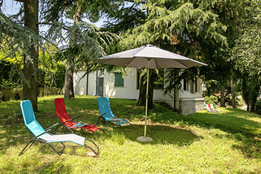 Villa Alberti 900m from Garda lake with Garden