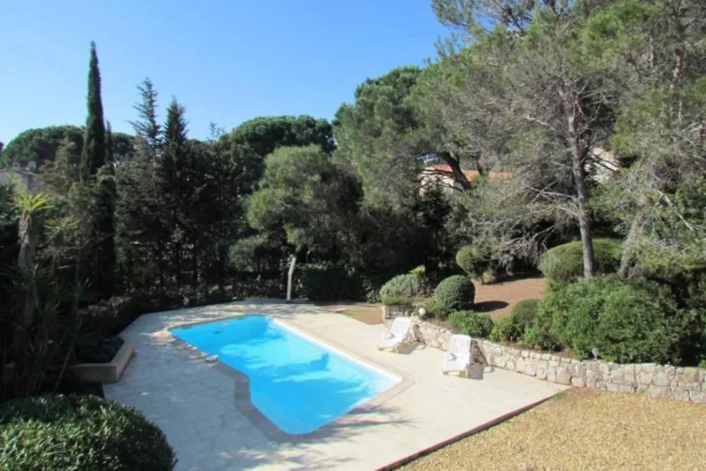 villa 8 pers, climatisée, piscine chauffée, un havre de paix sous les pins parasols