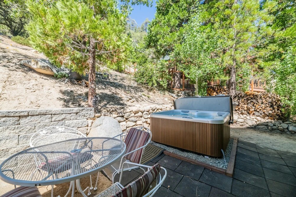 Moonlight Shores Lakefront - 2br/1ba/ Beautiful Lakefront Cabin/smart Tvs/hot Tub/wifi 2 Bedroom Cabin