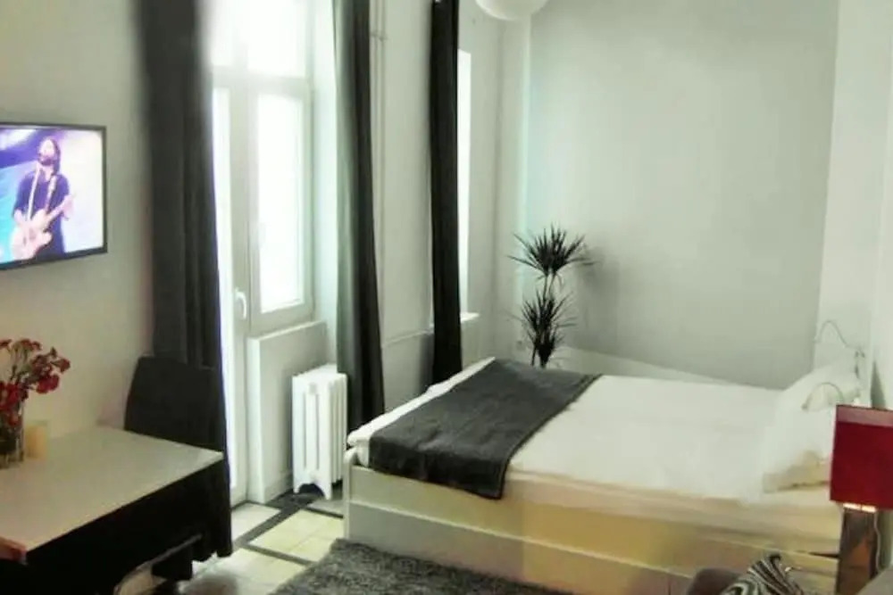 Super Central Studio Apartment - With Balcony