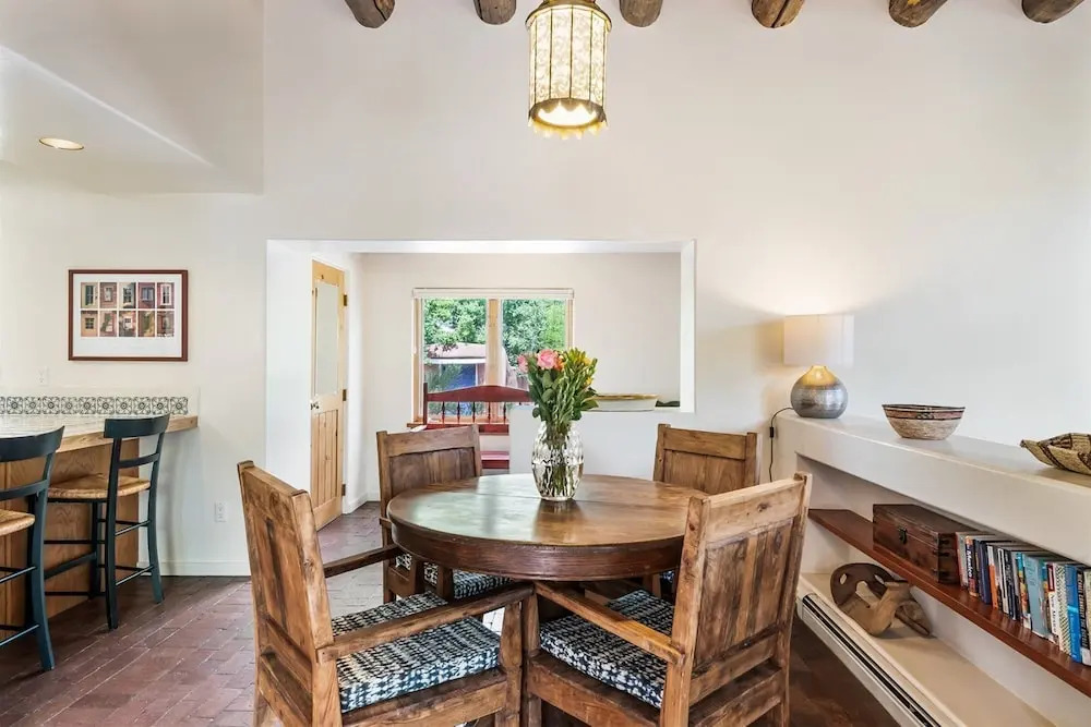 Old Santa Fe Trail - Walk Everywhere, Kiva Fireplace, Amazing Natural Light