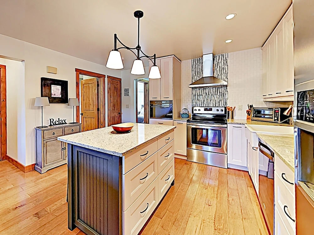 New Listing! Renovated W/ Spa - Near Skiing 2 Bedroom Condo