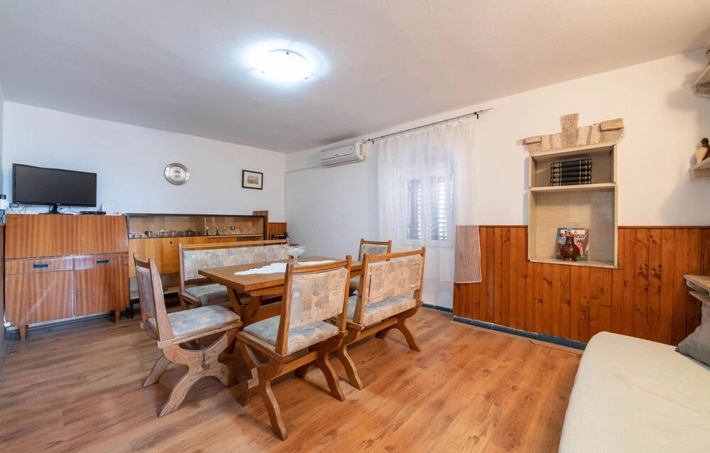 3 Bedroom Lovely Home In Peruski