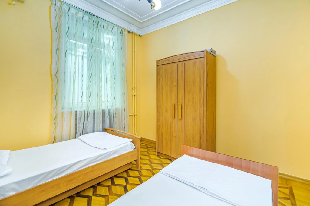 M Estate. Targovu. Nizami Street 4 room. (021).