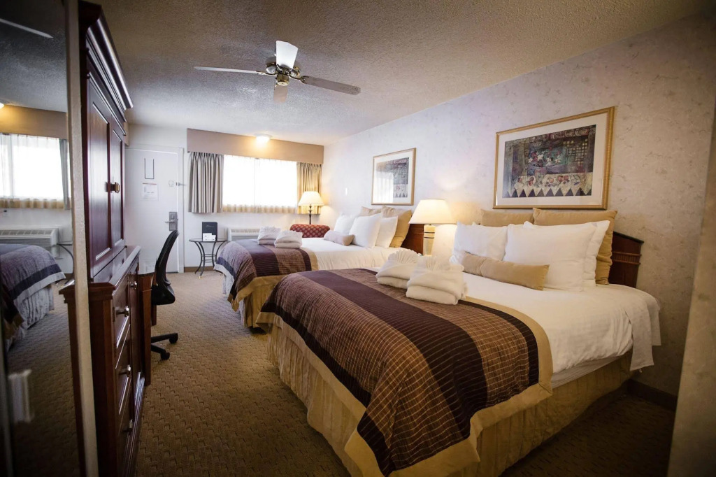 Twin Peaks Lodge & Hot Springs