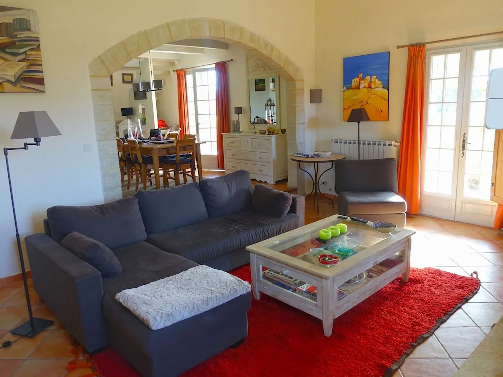 Detached Villa Situated Between the Vineyards and Views of the Mont Ventoux