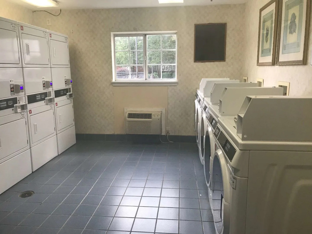 HomeTowne Studios & Suites by Red Roof Charlotte - Concord