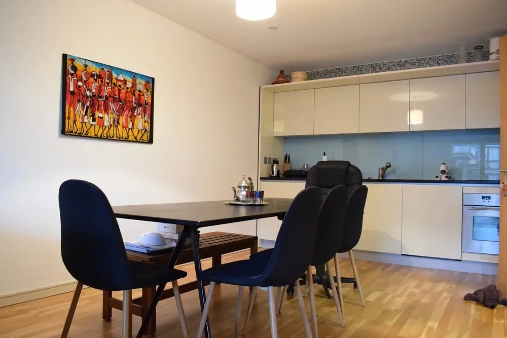 1 Bedroom Flat Near Old Street With Balcony