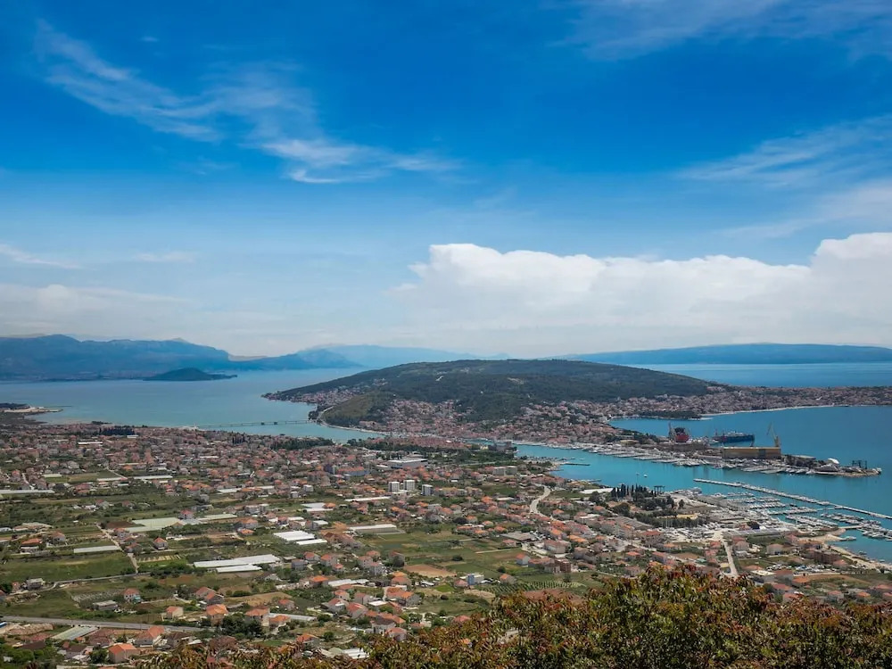 Sea-view Apartment in Mastrinka - Trogir With Balcony