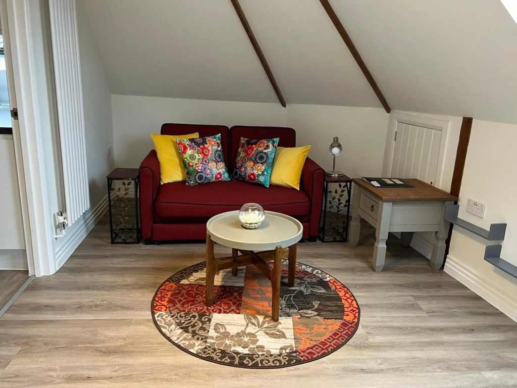 Delightful 1 bedroom Split-Level Apt in Glastonbury Town Centre