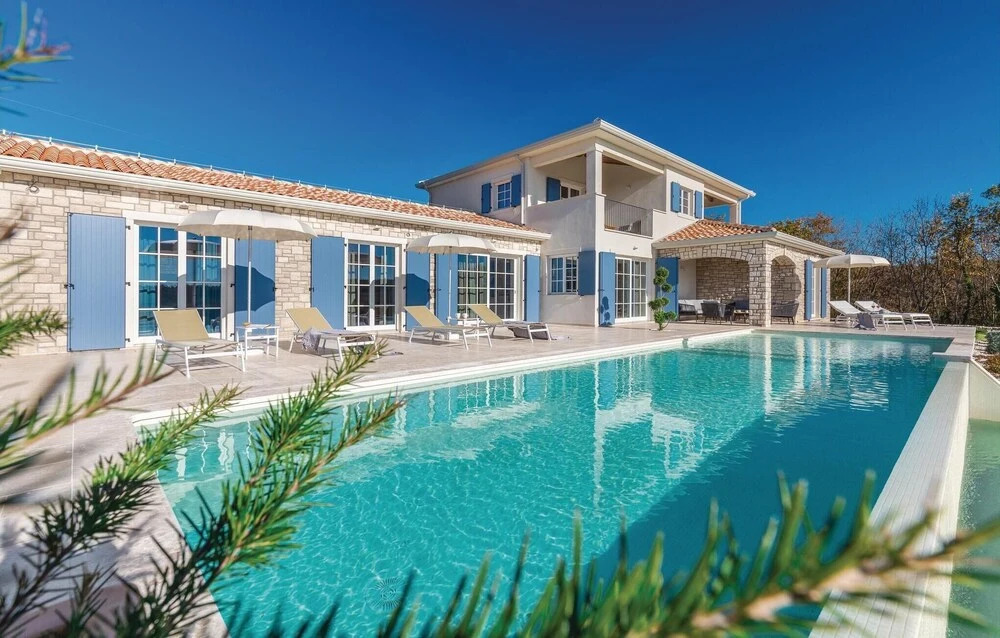 Beautiful Home in Babudri With 5 Bedrooms, Wifi and Outdoor Swimming Pool