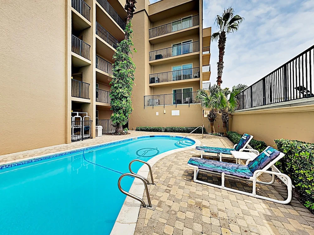 Beachfront W/ Pool & Balcony - Walk To Beach 2 Bedroom Condo