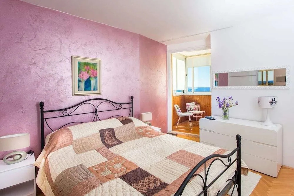 Leo Apartment
