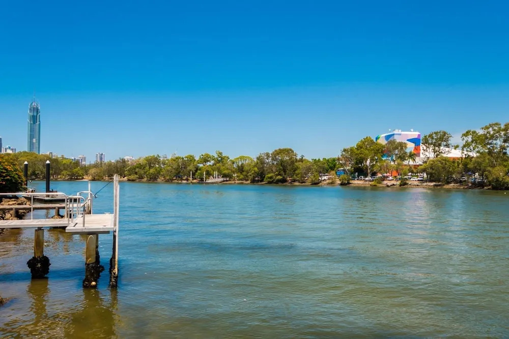 Edgewater on Chevron Waterfront 5 Bedroom Deluxe House Central Surfers