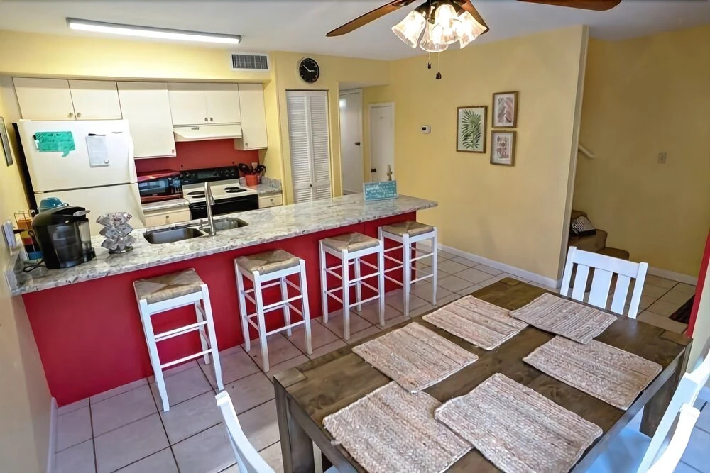 Blue Surf 18 - 2 Br townhouse by RedAwning