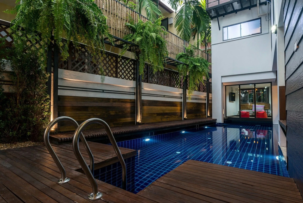 33 Poshtel