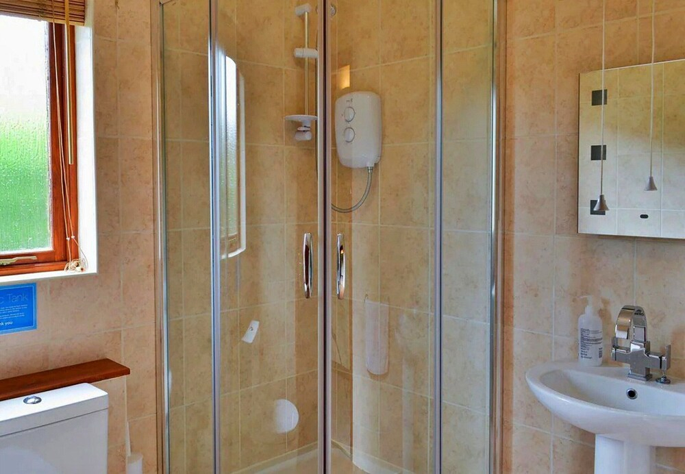 Bungalow in Bovey Tracey With Hot Tub