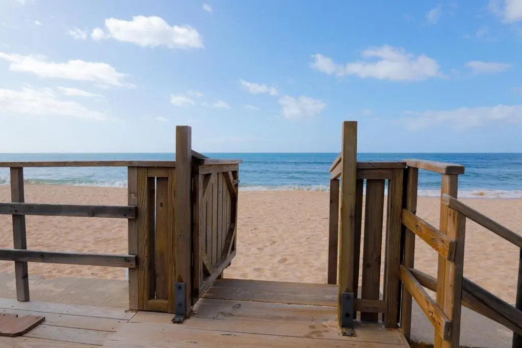 Golden Beach Guest House & Rooftop Bar