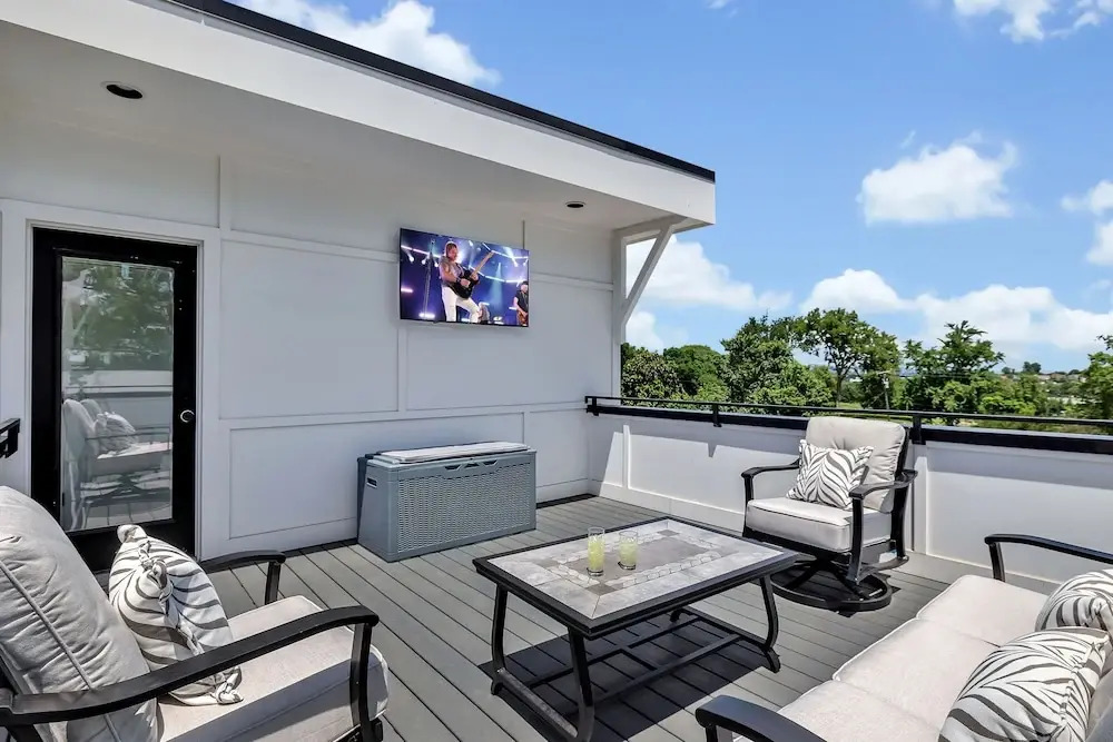 Soprano-private Rooftop-gr8 Walking Location