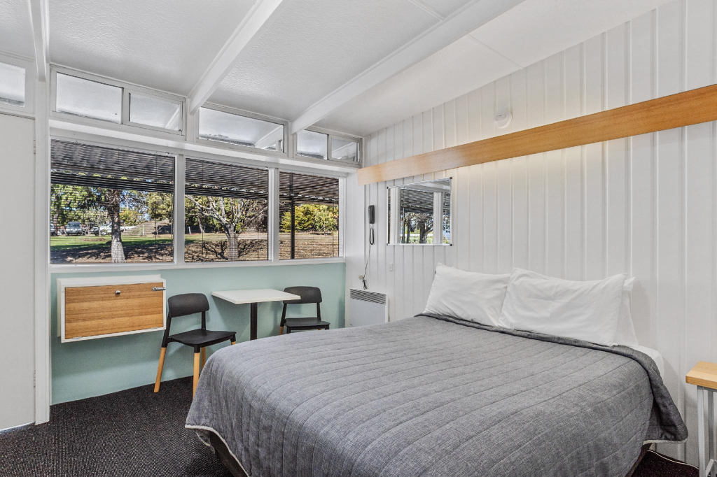 Riverfront Motel & Villas