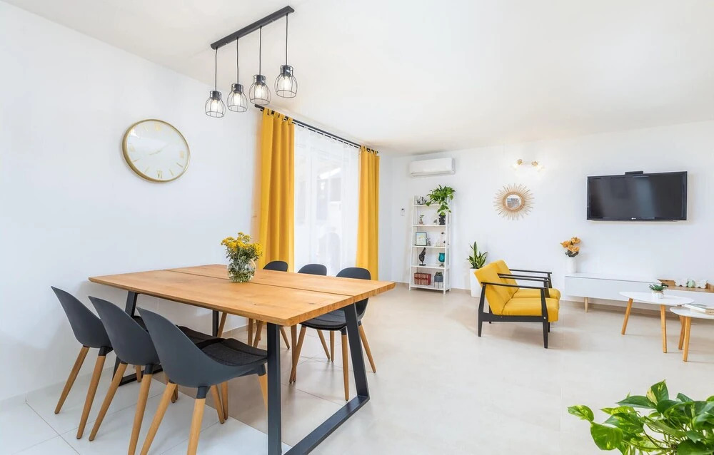 Lovely Home In Valbandon