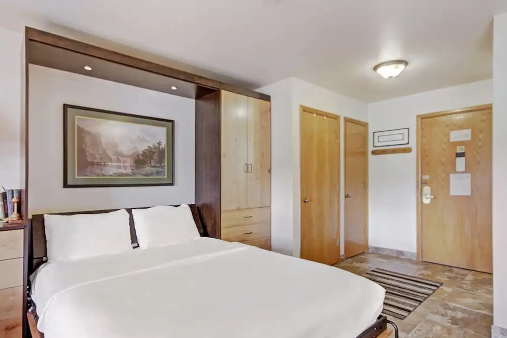 Bright Scenic Studio Walk To Ski And Apres-ski - Sleeps 4 Studio Bedroom Condo by RedAwning