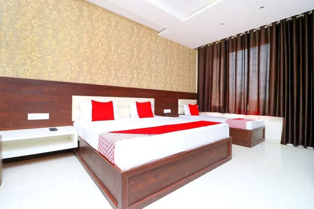 Hotel Dreamland by OYO Rooms
