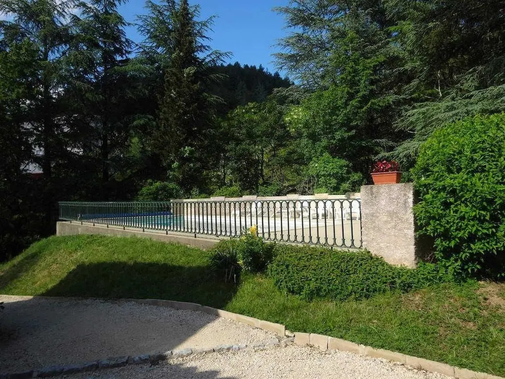 Curistes - Ardèche: location de vacances avec piscine à  Vals les Bain