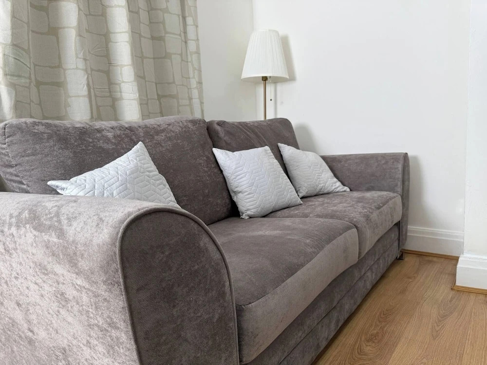 Urban Calm Spacious 3-bed Home With Free Parking
