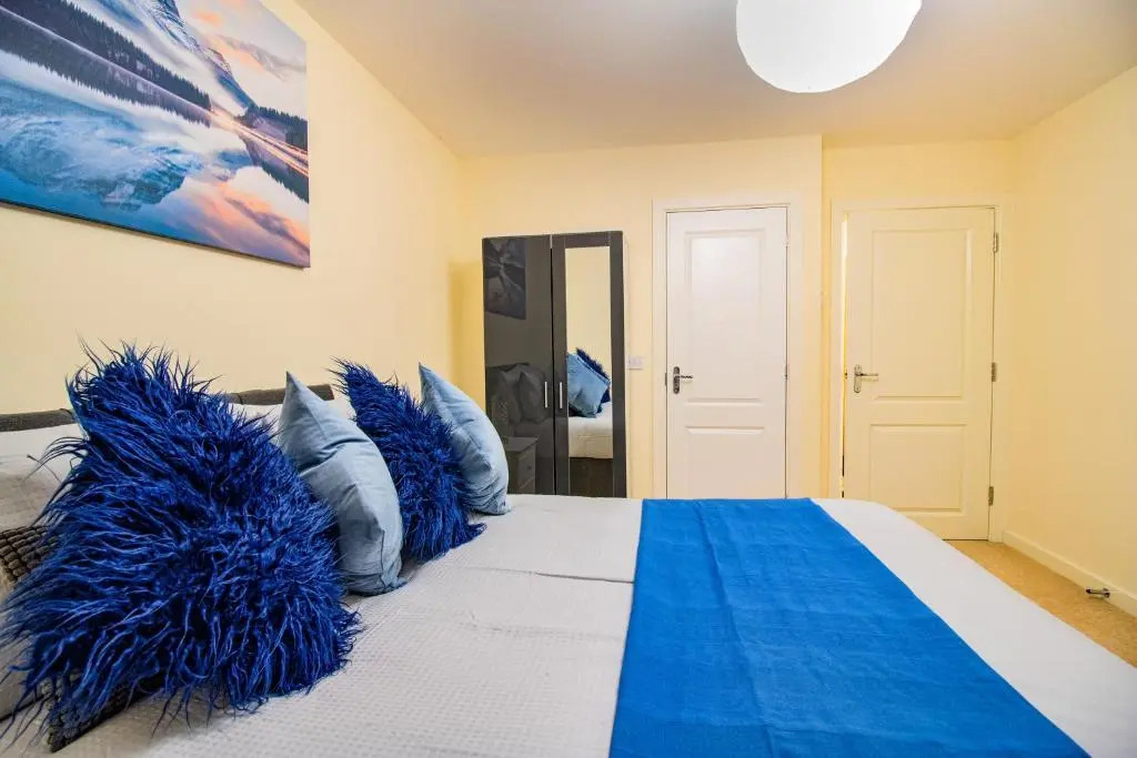 Virexxa Bletchley - Executive Suite - 2Bed Flat with Free Parking