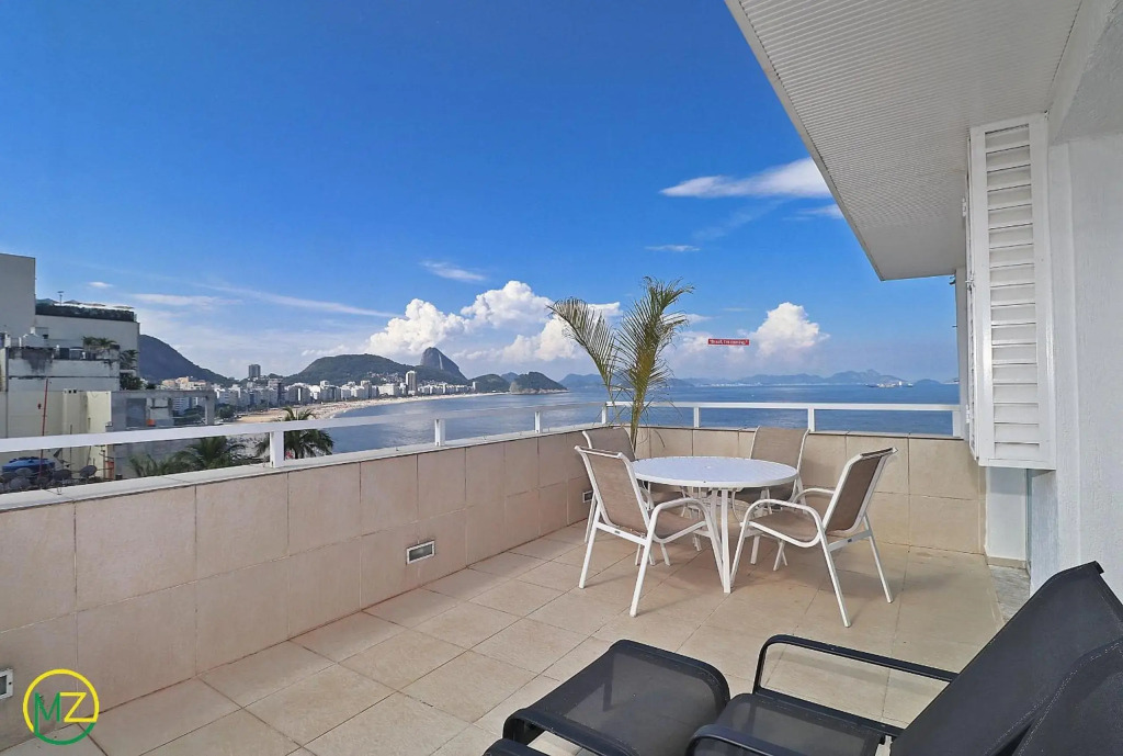 Magnifica e enorme cobertura duplex com 4 quartos, terraço, piscina e vista pro mar em Copacabana!