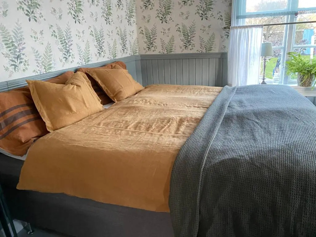 B&B Bland Ormbunkar Och Rosor