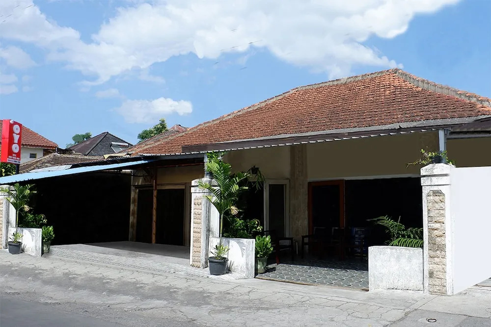 Hotel Pura Puspa Rosa by OYO Rooms