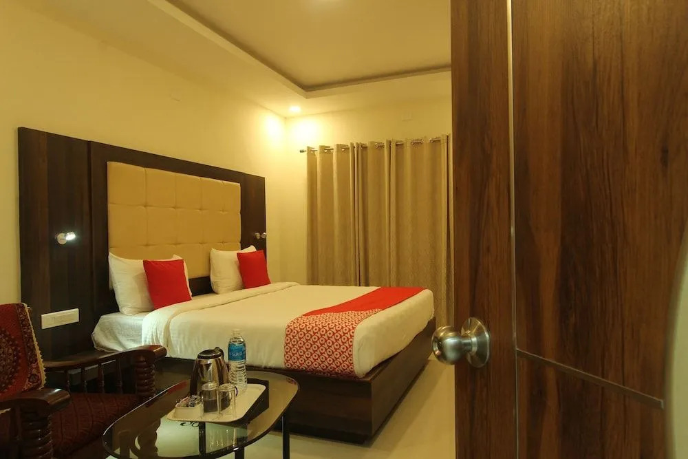 Oyo 26193 Hotel Maple Suites