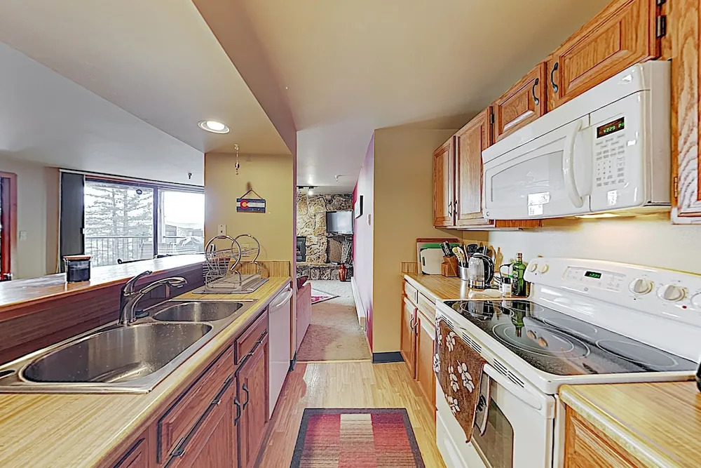 New Listing! W/ Balcony, Lake Views, Hot Tub 2 Bedroom Condo