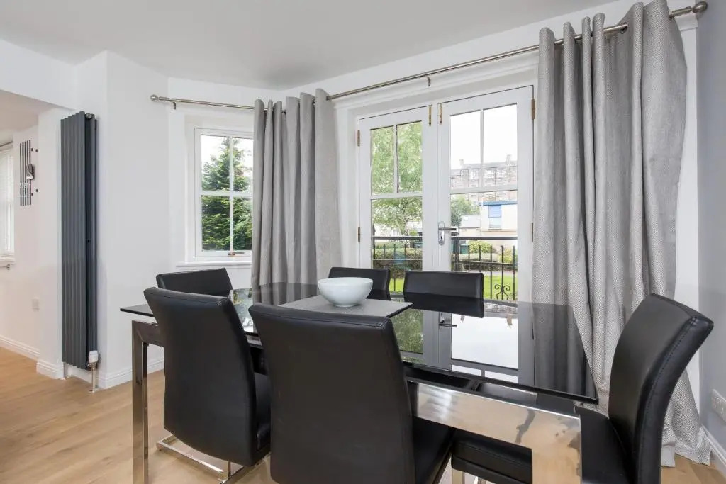 415 Lovely and Central 2 Bedroom Apartment With Secure Parking