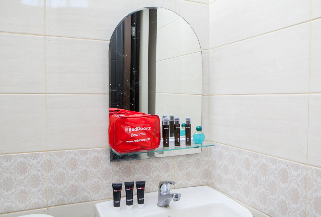 RedDoorz Plus near Isola UPI