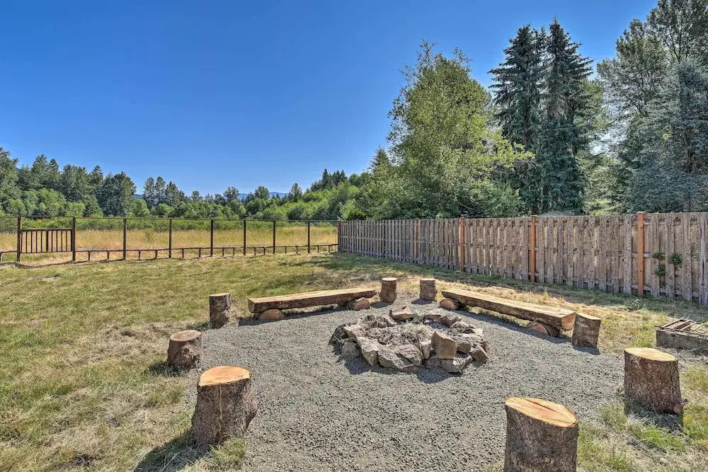 Rustic Cabin Near Mt Rainier: Fire Pit & Bbq!