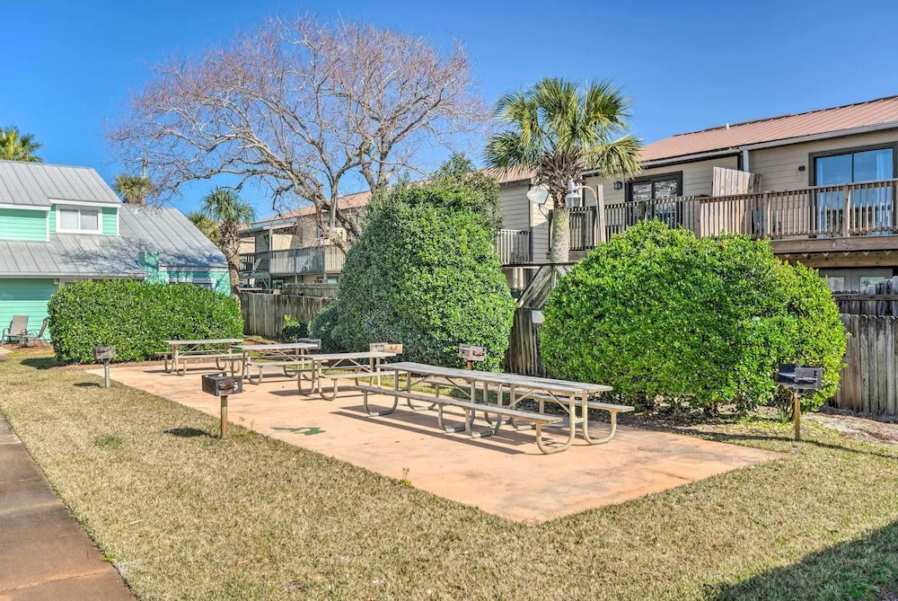 Vibrant Family Condo: 100 Feet to Private Beach!