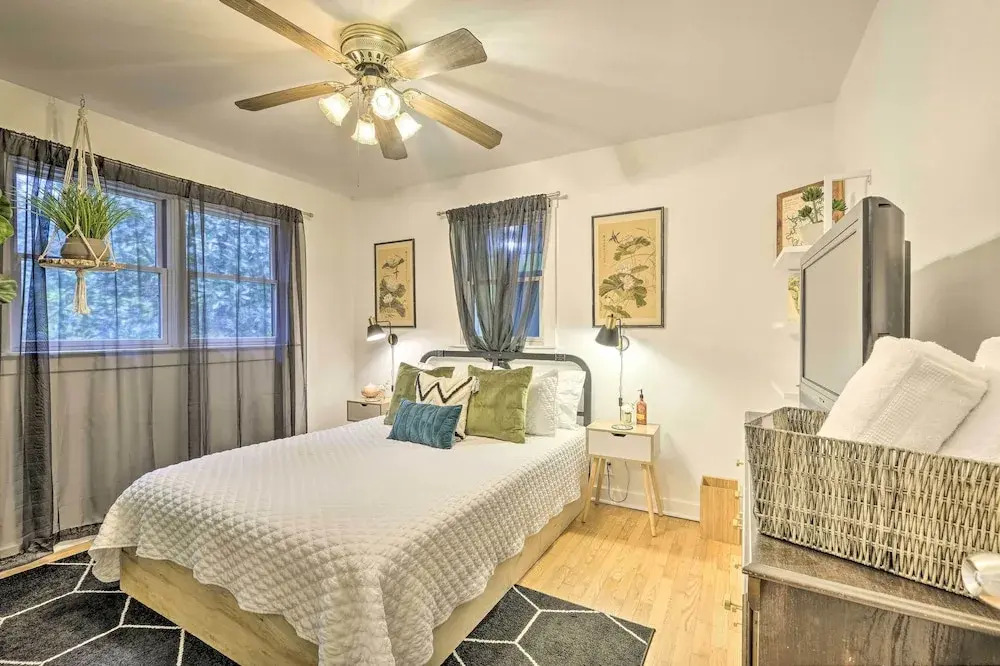 Renovated Eureka Springs Home - 1 Mi to Downtown!